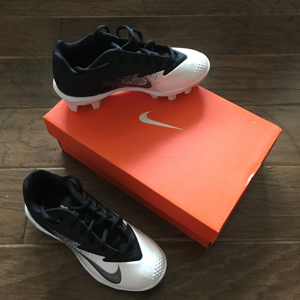 BRAND NEW NIKE CLEATS SIZE 8.5 ALPHA HUARACHE PRO